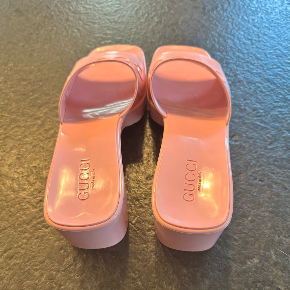 Gucci Logo Rubber Platform Slide Sandals
Pink rubber size 40
Worn 1x inside only - Picture 2 of 9